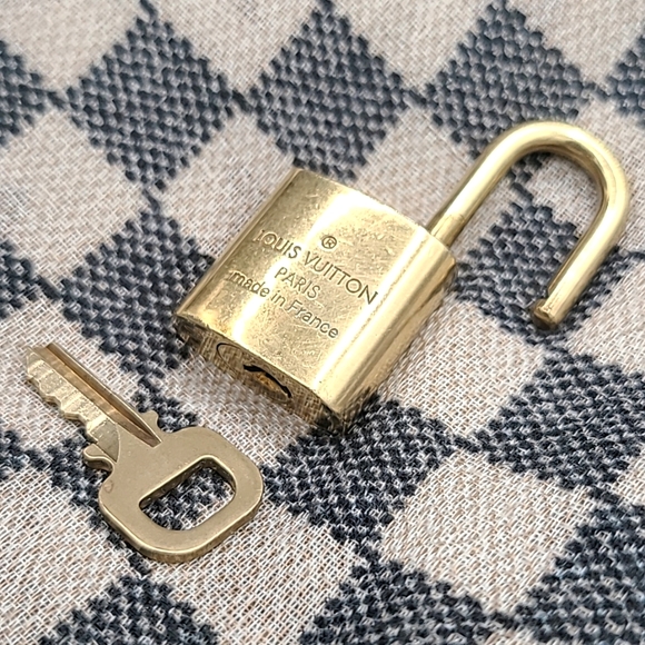Louis Vuitton #332 lock and key - Picture 2 of 4